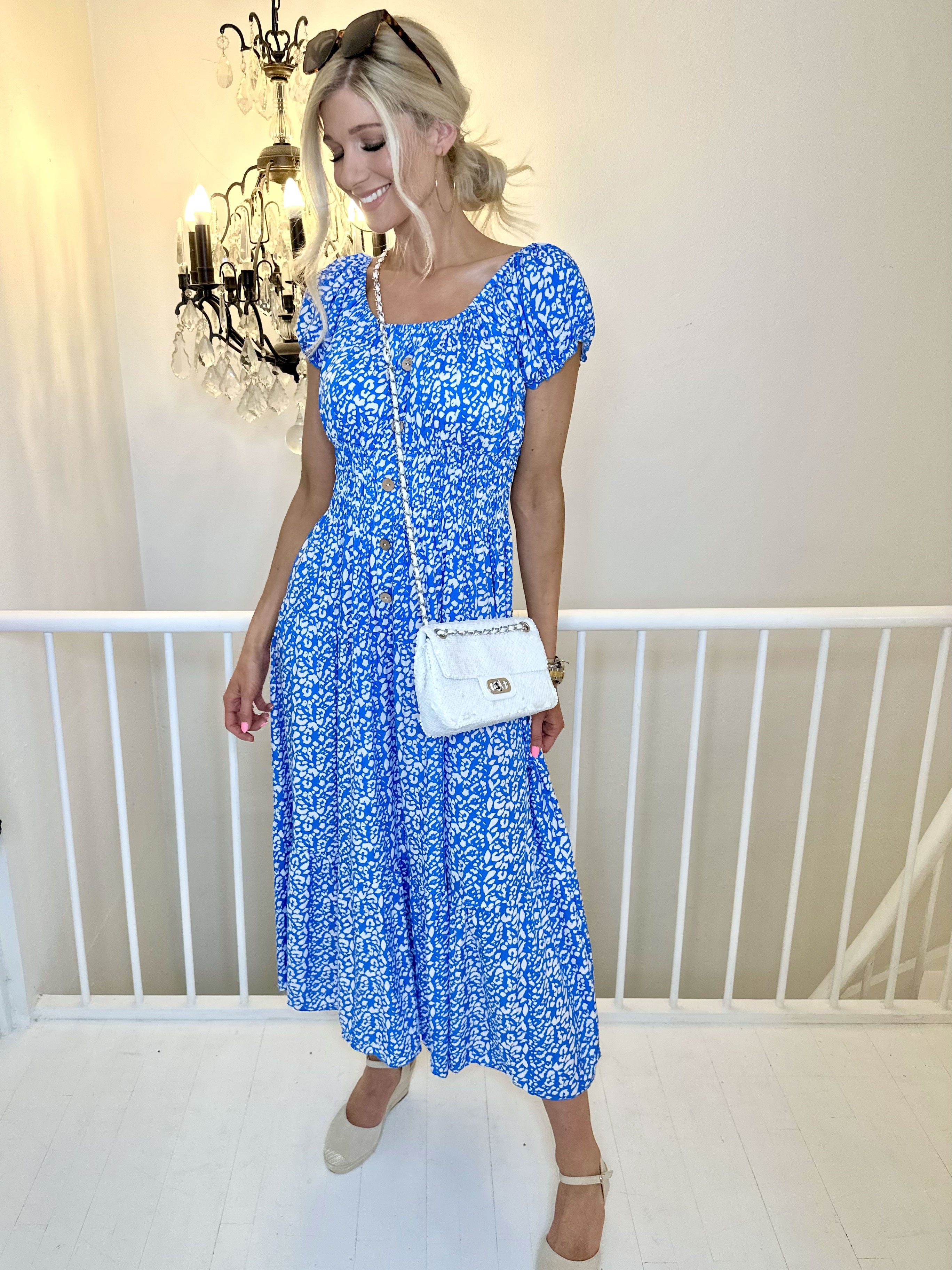 Finalia Pattern - Lang sød kjole med elastik talje og hvidt print